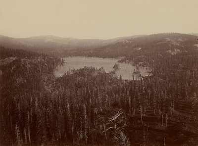 Barrages et lac, comté de Nevada, vue lointaine - Carleton E. Watkins